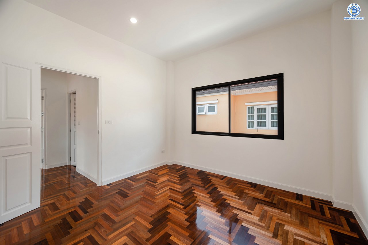 บ้านมือสองตกแต่งใหม่ โครงการ รติรมย์2 ราชพฤกษ์-กาญจนาภิเษก ซ.สวนผัก32 ส่วนกลางครบครัน พร้อมอยู่ เนื้อที่ 56 ตร.ว. ฟังก์ชัน 3 ห้องนอน 2 ห้องน้ำ 1 ห้องอเนกประสงค์ จอดรถได้ 2 คัน บนทำเลศักยภาพ เชื่อมต่อหลายเส้นทาง ใกล้ทางด่วน "ศรีรัช" และเซ็นทรัล เวสต์วิลล์...